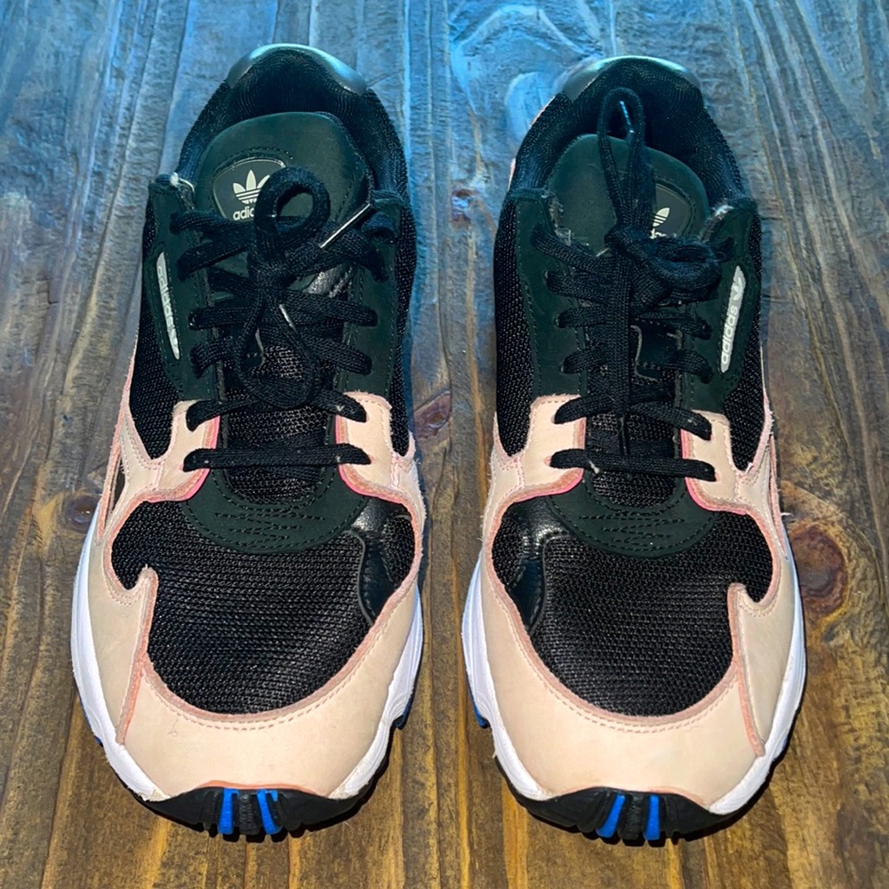 Kylie Jenner adidas Falcon black & pink